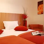 Westside Arc De Triomphe מלון 4*