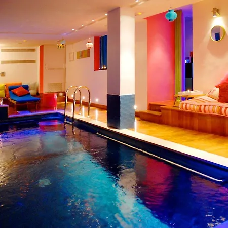 Westside Arc De Triomphe Hotel 4*