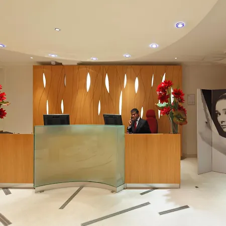 Westside Arc De Triomphe Hotel