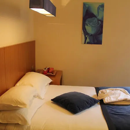 Westside Arc De Triomphe Szálloda Párizs