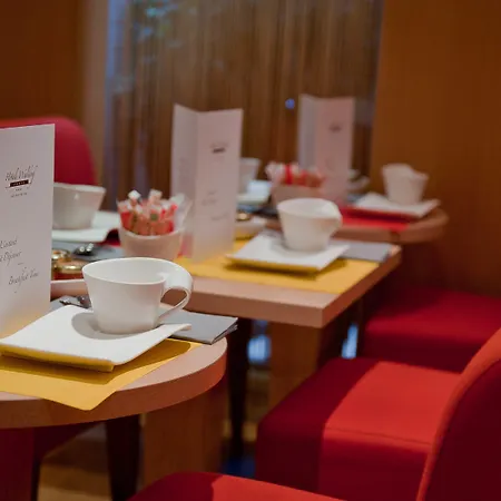 웨스트사이드 아흐 드 트리옴프 호텔