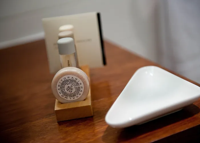 웨스트사이드 아흐 드 트리옴프 호텔 4*