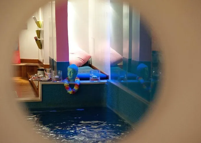 웨스트사이드 아흐 드 트리옴프 호텔 4*